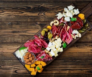 Tábua de frios ganha técnica simples para encantar convidados