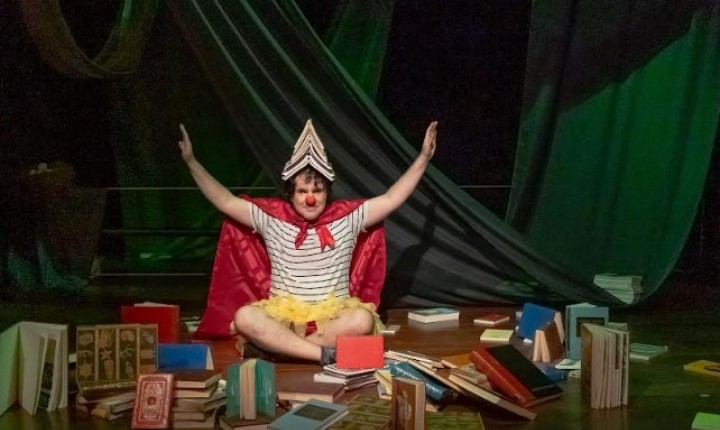 Palhaçaria aproxima crianças do universo das aves e livros