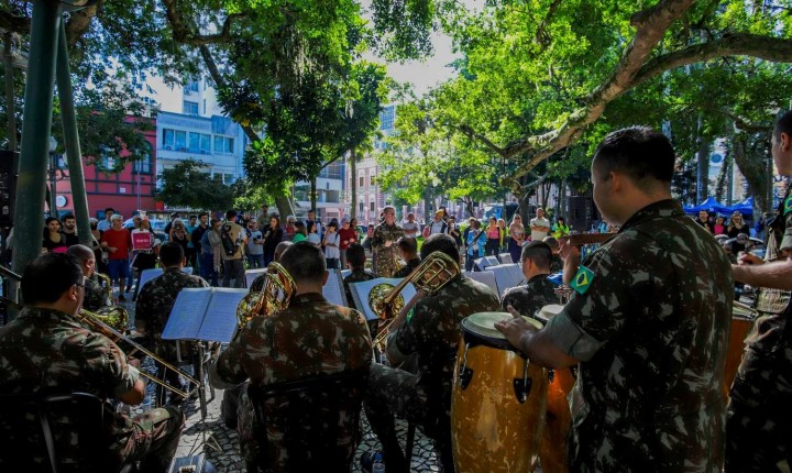 Bandas e fanfarras transformam Centro em palco musical
