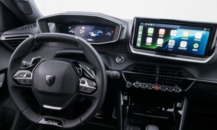 Peugeot 2008 GT Hybrid se destaca pela tecnologia digital
