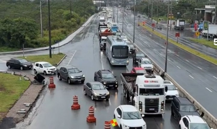 Prefeitura realiza desobstrução de servidões e rodovias