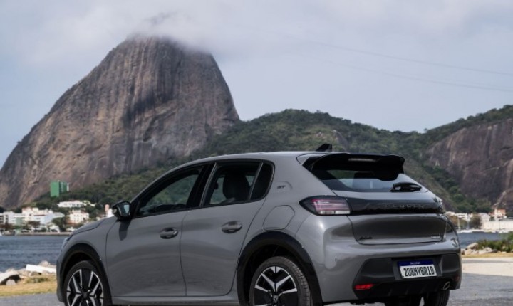 Novo 208 GT Hybrid se destaca e leva Hatch do Ano