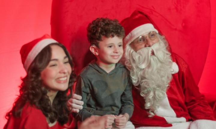 Papai Noel surdo promove Natal acessível