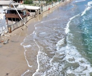 Ação emergencial busca recompor trecho da praia dos Ingleses