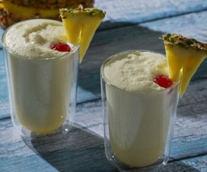 Coquetel tropical com espumante marca o brinde de 2026