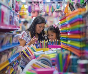 Volta às aulas: envolver os filhos na compra do material escolar ajuda a ensinar educação financeira