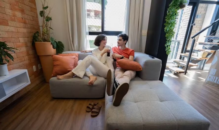Sofás compactos ganham espaço em apartamentos reduzidos