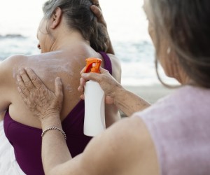  Verão: Como saber quando é a hora de reaplicar o filtro solar na praia?