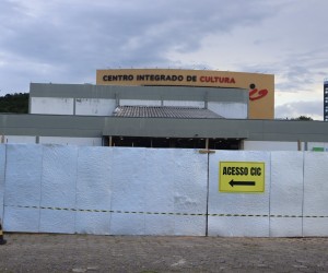 CIC fecha entrada principal e orienta novo acesso