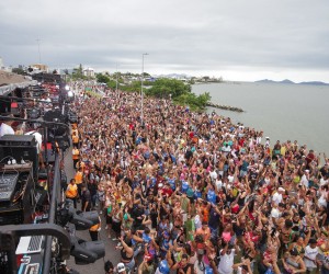 Pré-Carnaval leva multidão à Beira-Mar Continental