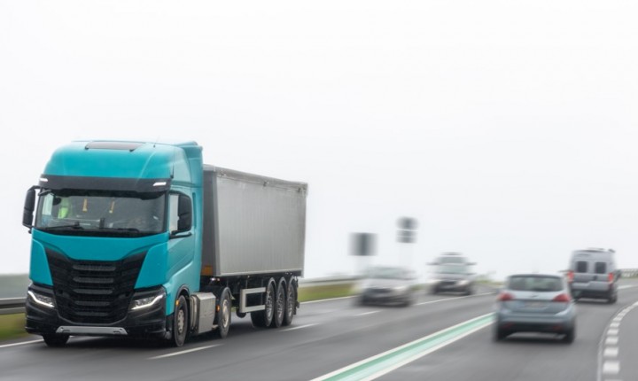 O risco invisível ao lado dos caminhões