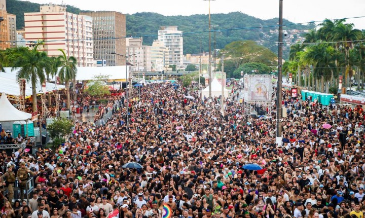 Carnaval de Floripa reúne 1,6 milhão e lidera folia no Sul