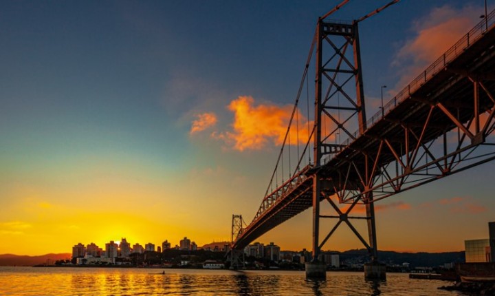Ponte Centenária: livro celebra a força simbólica da Ponte Hercílio Luz, por Fernando Teixeira