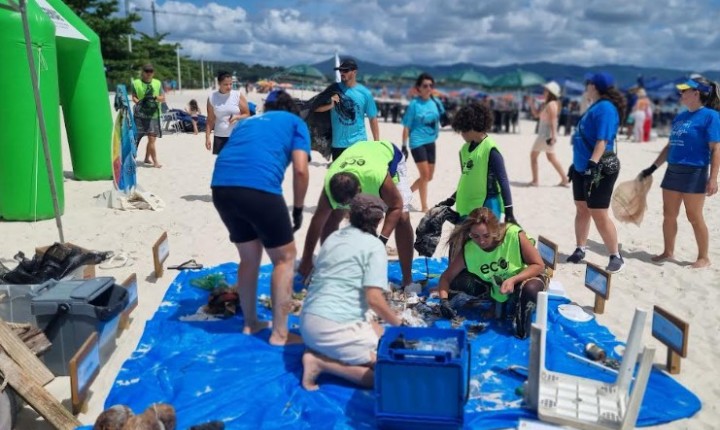 Ação ambiental retira lixo e objetos inusitados em Jurerê
