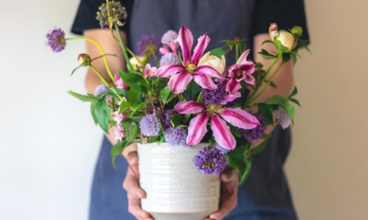 Decoração com flores artificiais une beleza e praticidade