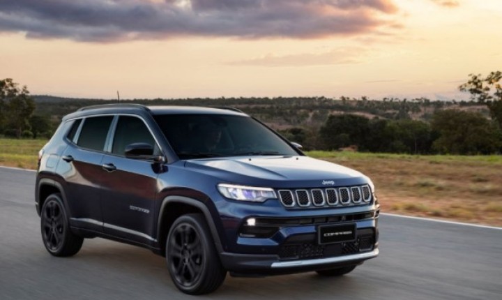 Jeep Compass mantém liderança entre SUVs médios