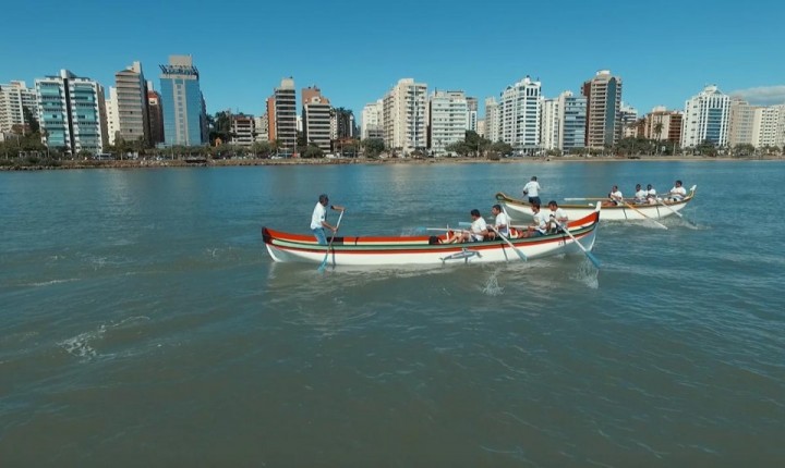 Corrida de canoas marca aniversário de Floripa