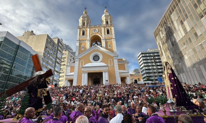 Tradição centenária leva multidão às ruas da capital