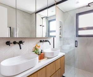 Armário com espelho muda rotina no banheiro