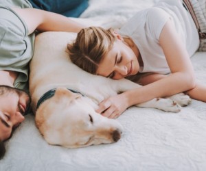 Dormir junto ao pet faz bem?
