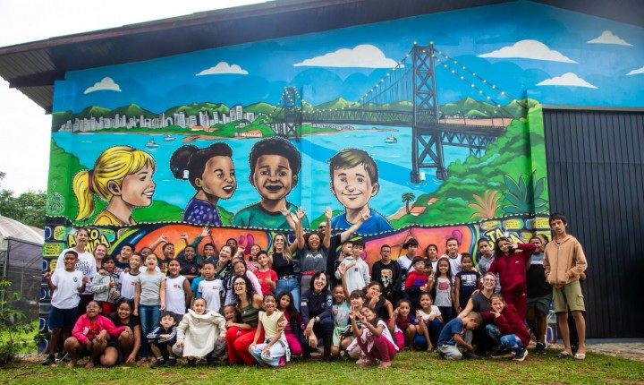 Mural coletivo une infância, cidade e memória