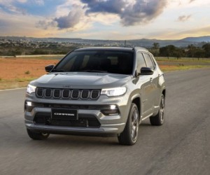 Jeep Compass segura liderança entre SUVs médios