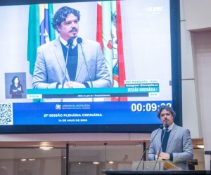 Greve em Florianópolis chega à tribuna da Alesc