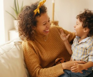 Maio Furta-Cor leva arteterapia para mães