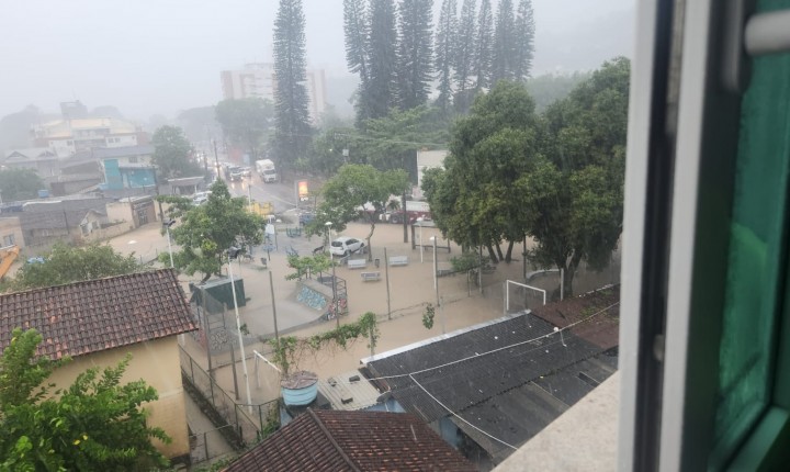 Moradores do João Paulo protestam contra instalação de funerária