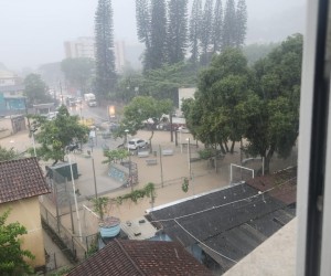 Moradores do João Paulo protestam contra instalação de funerária