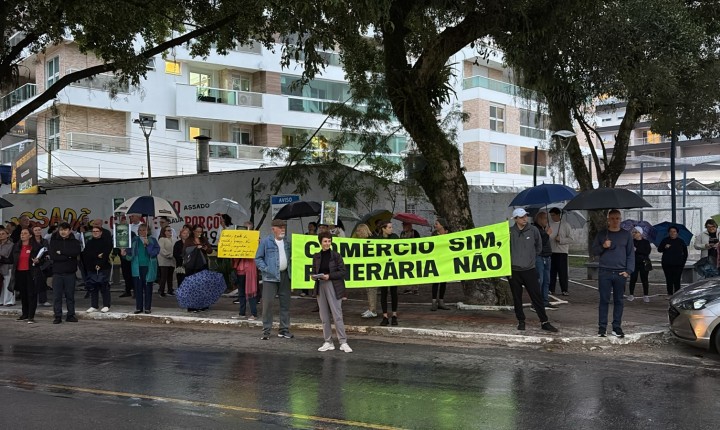 Manifestação cumpre papel e Prefeitura recua