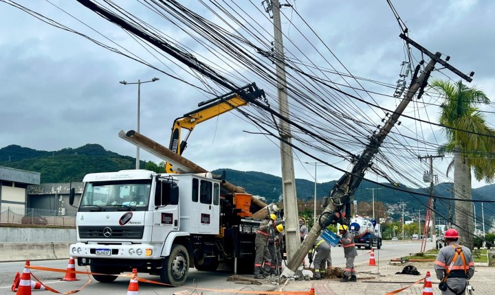 Caminhão atinge poste e causa apagão na SC-401