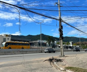 Fiação solta gera risco em condomínio na SC-401