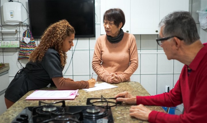 Cuidadores ganham capacitação gratuita em Floripa