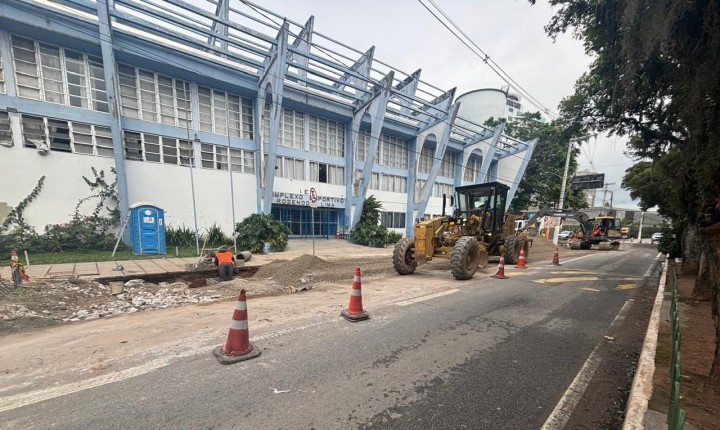 Novo espaço organiza trânsito em frente ao IEE