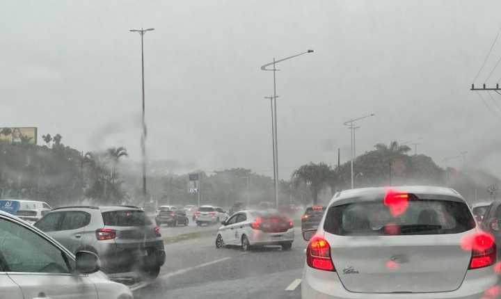 Maré alta ameaça trânsito em Florianópolis