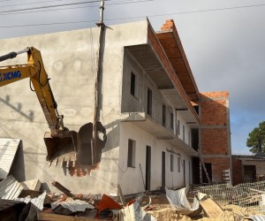 Operação derruba 14 construções irregulares