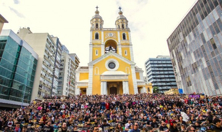 Centro de Floripa recebe espetáculo de baterias