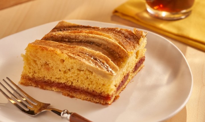 Bolo de travessa une banana e goiabada
