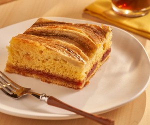 Bolo de travessa une banana e goiabada