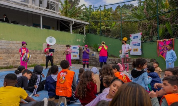 Ponte Que Pariu leva Carnaval às escolas