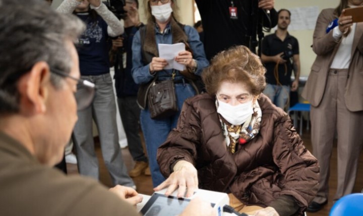 Aos 103 anos, eleitora vai às urnas em Floripa
