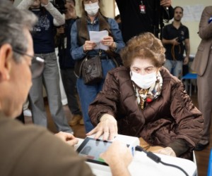 Aos 103 anos, eleitora vai às urnas em Floripa