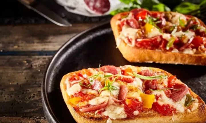 Sobrou pão? Transforme as fatias em pizza