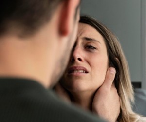 Medo, culpa e controle: os sinais de uma relação abusiva