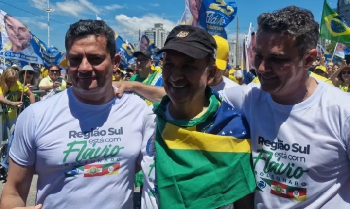 Motociata reúne lideranças em apoio a Flávio Bolsonaro