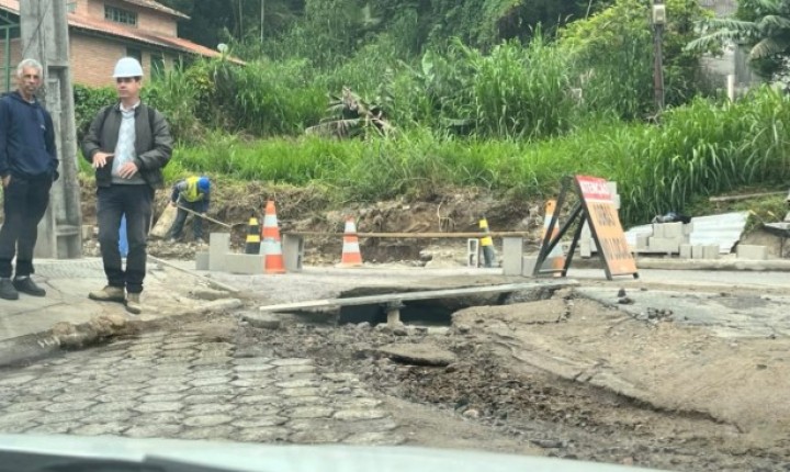 Tubulação rompe durante obras e afeta trânsito na Lagoa