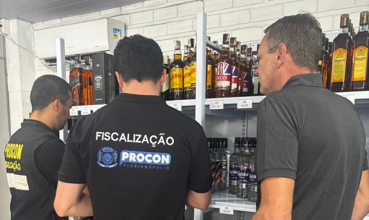 Bebidas falsificadas são encontradas em 12 estabelecimentos