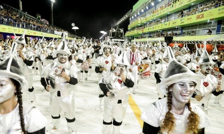 Ingressos para a arquibancada estão à venda na passarela e na internet