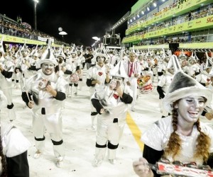 Ingressos para a arquibancada estão à venda na passarela e na internet